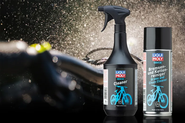 Mountainbike wird mit Bike Cleaner gereinigt