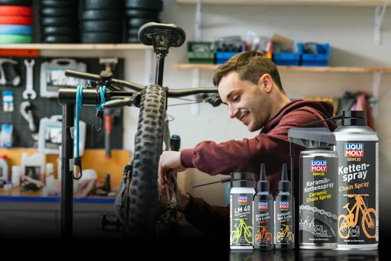 Mountainbike-Kette wird geschmiert